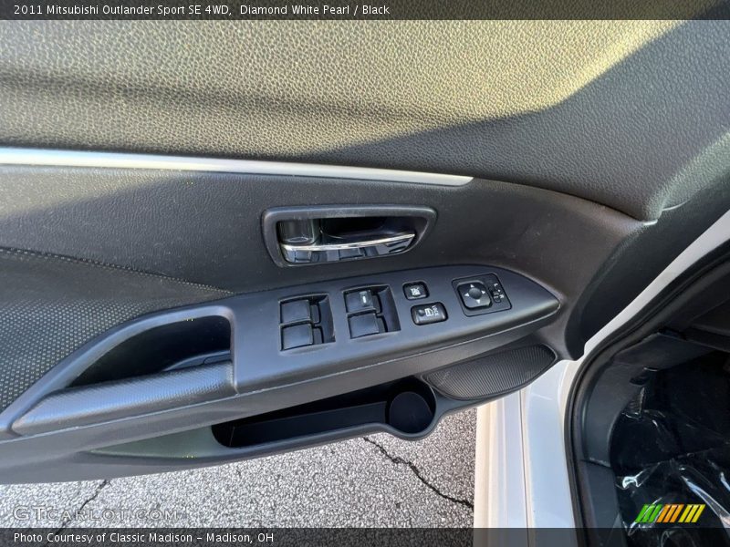 Diamond White Pearl / Black 2011 Mitsubishi Outlander Sport SE 4WD