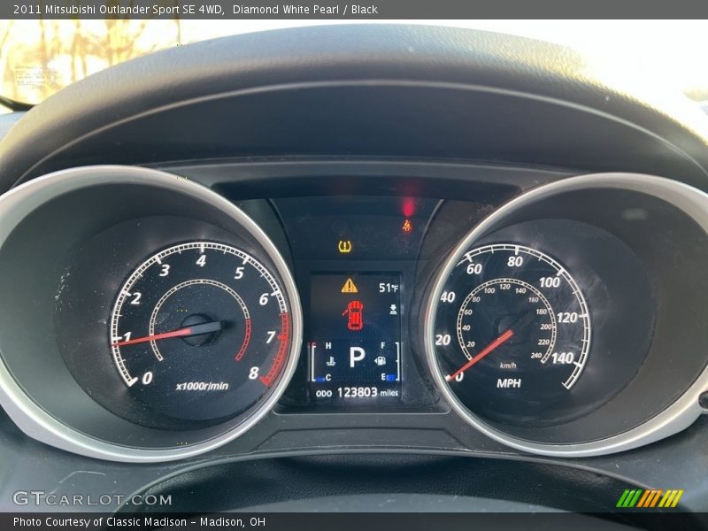 Diamond White Pearl / Black 2011 Mitsubishi Outlander Sport SE 4WD