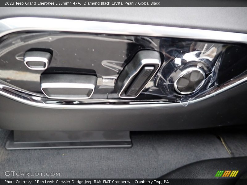 Diamond Black Crystal Pearl / Global Black 2023 Jeep Grand Cherokee L Summit 4x4