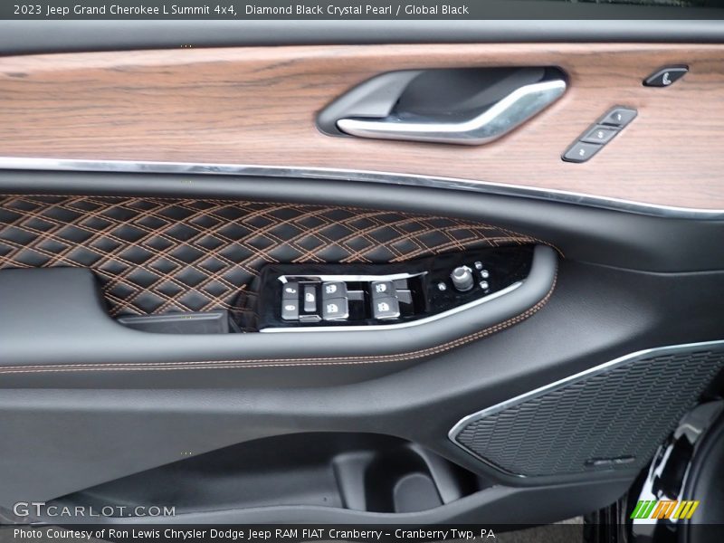 Diamond Black Crystal Pearl / Global Black 2023 Jeep Grand Cherokee L Summit 4x4