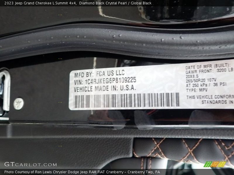 Diamond Black Crystal Pearl / Global Black 2023 Jeep Grand Cherokee L Summit 4x4