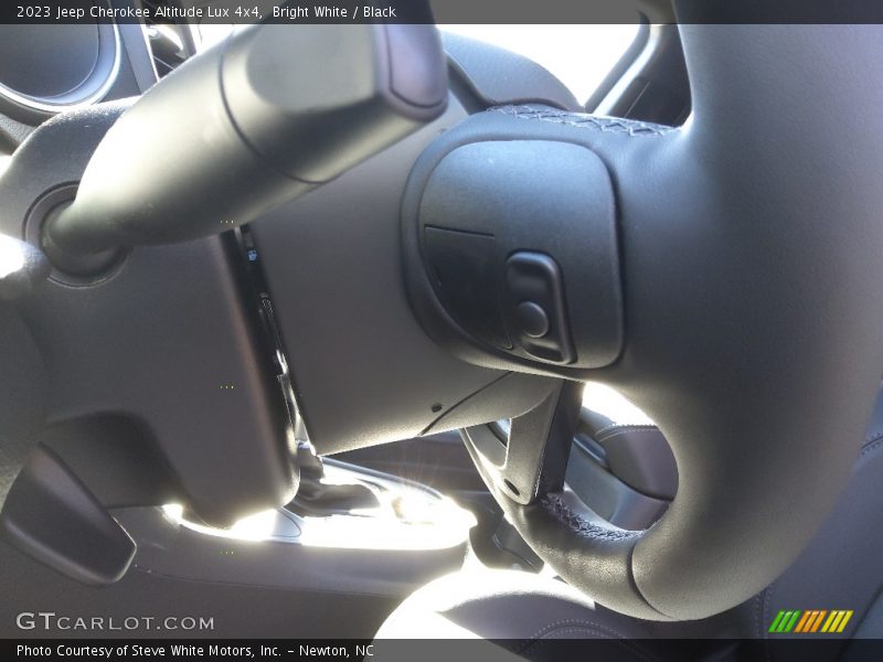 Bright White / Black 2023 Jeep Cherokee Altitude Lux 4x4