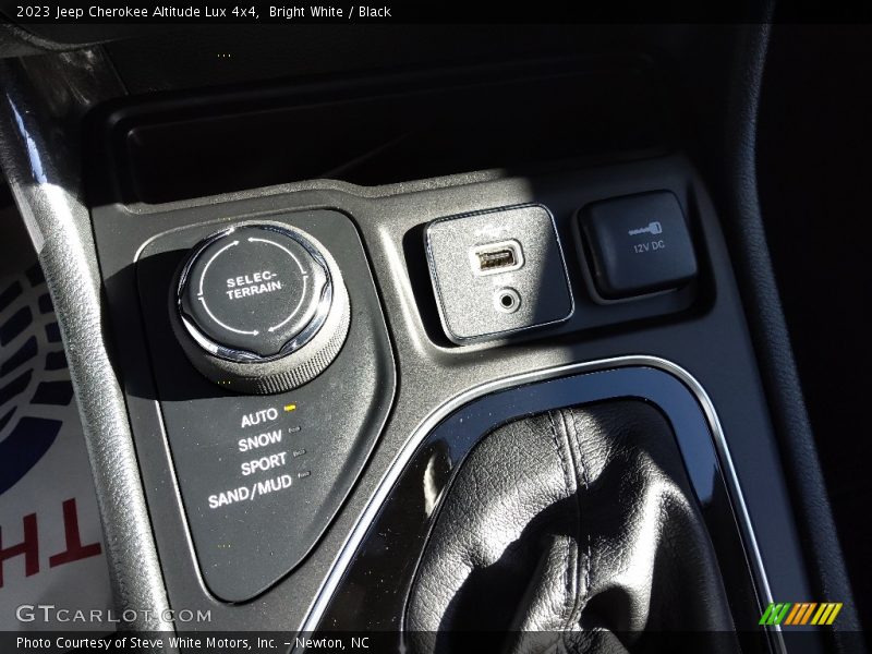 Controls of 2023 Cherokee Altitude Lux 4x4