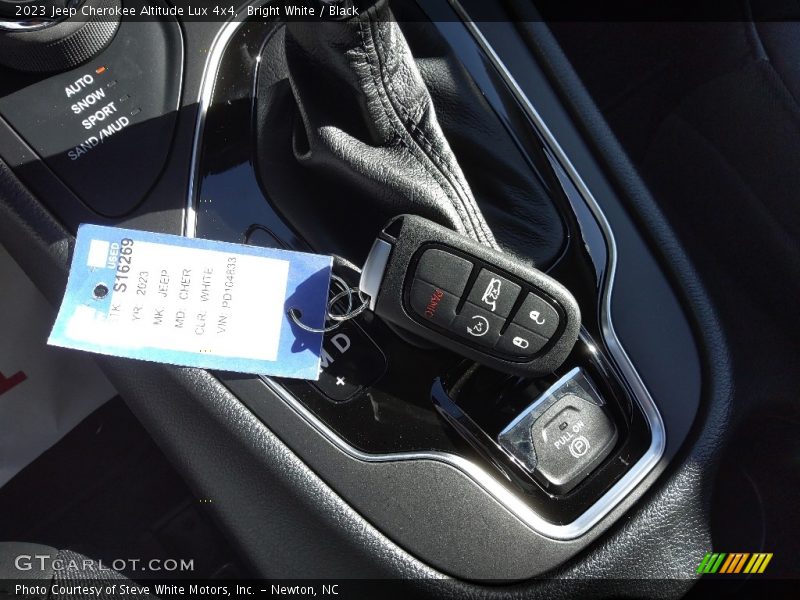 Keys of 2023 Cherokee Altitude Lux 4x4