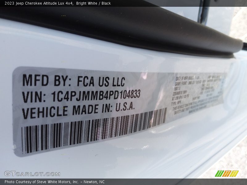 Bright White / Black 2023 Jeep Cherokee Altitude Lux 4x4