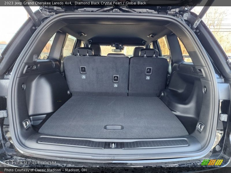  2023 Grand Cherokee Laredo 4x4 Trunk