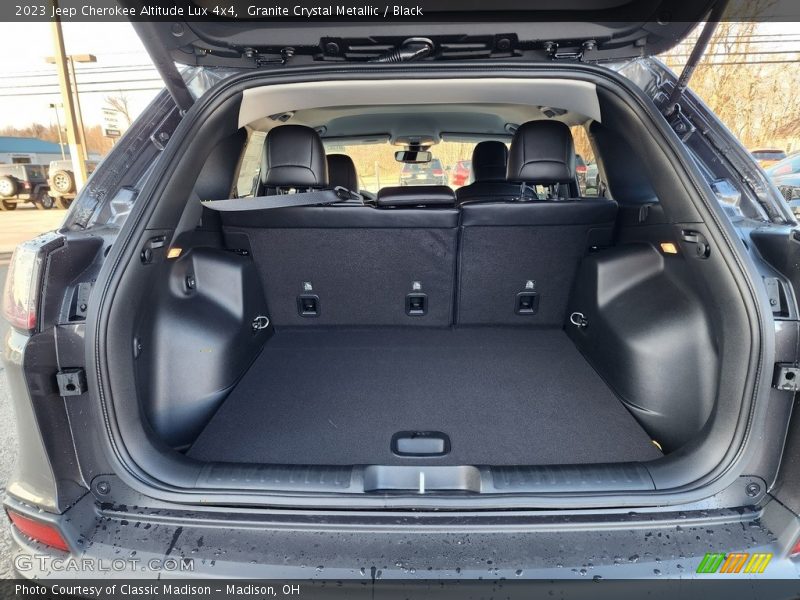  2023 Cherokee Altitude Lux 4x4 Trunk