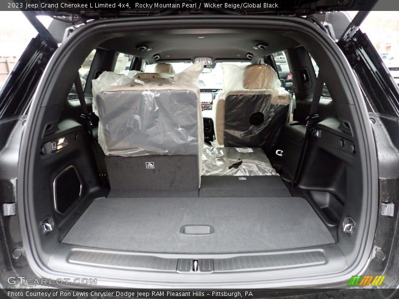  2023 Grand Cherokee L Limited 4x4 Trunk