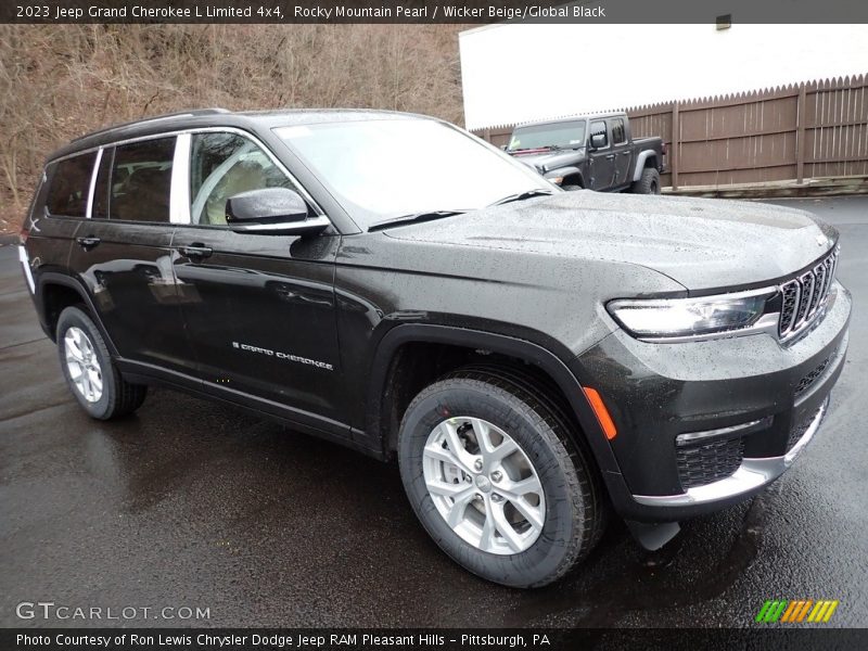 Front 3/4 View of 2023 Grand Cherokee L Limited 4x4