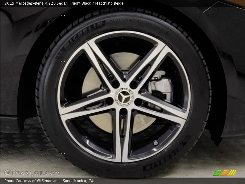 Night Black / Macchiato Beige 2019 Mercedes-Benz A 220 Sedan