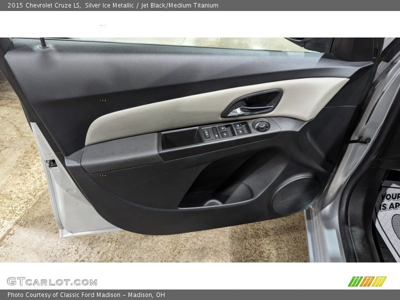 Silver Ice Metallic / Jet Black/Medium Titanium 2015 Chevrolet Cruze LS