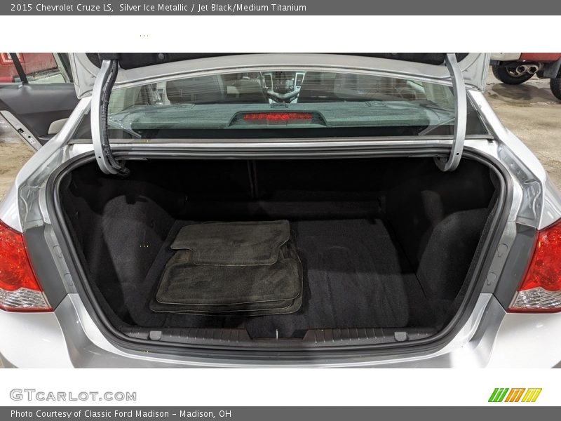 Silver Ice Metallic / Jet Black/Medium Titanium 2015 Chevrolet Cruze LS