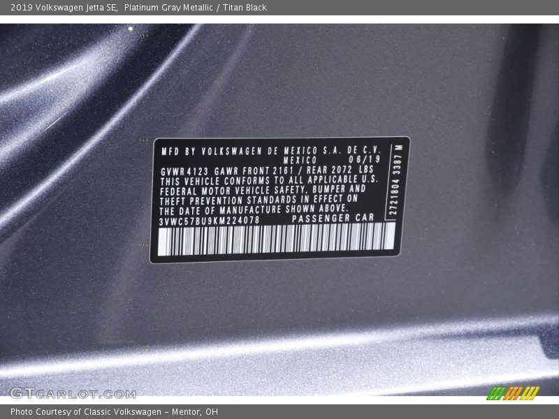 Platinum Gray Metallic / Titan Black 2019 Volkswagen Jetta SE