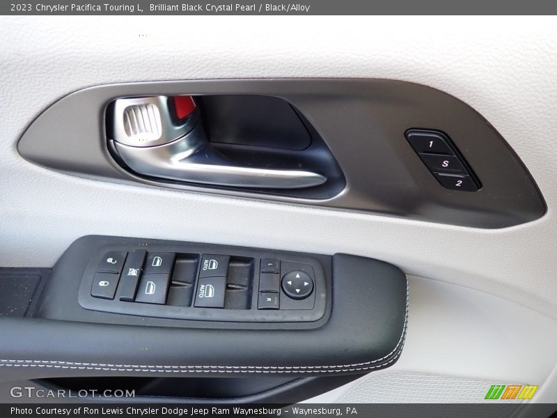 Brilliant Black Crystal Pearl / Black/Alloy 2023 Chrysler Pacifica Touring L