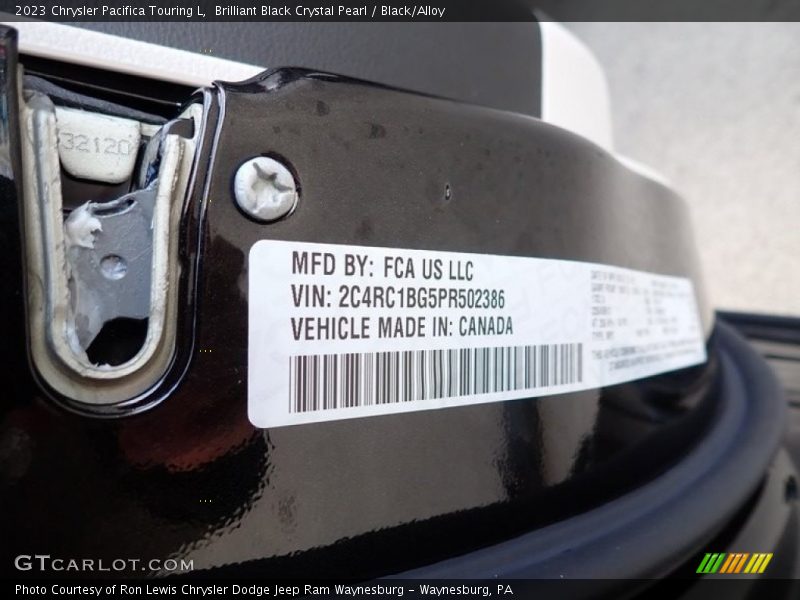 Brilliant Black Crystal Pearl / Black/Alloy 2023 Chrysler Pacifica Touring L