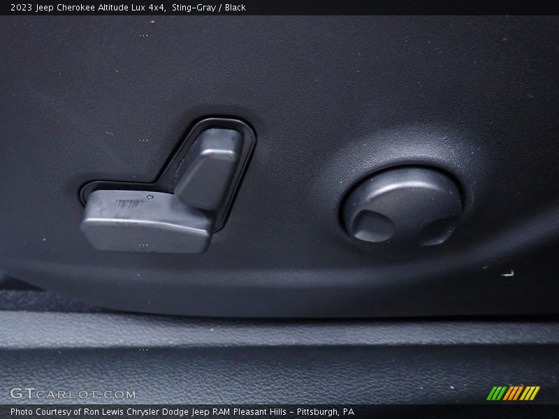 Sting-Gray / Black 2023 Jeep Cherokee Altitude Lux 4x4