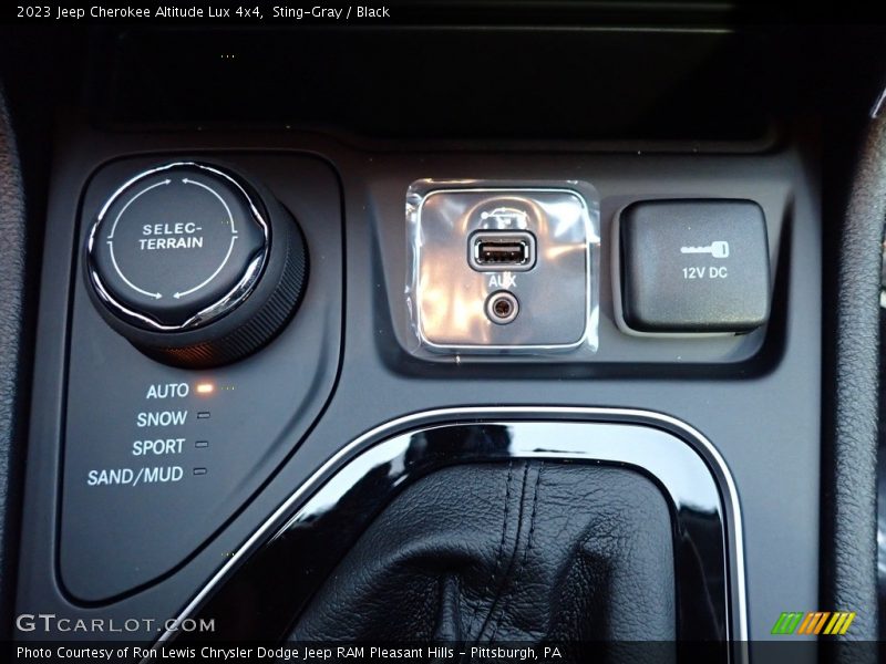 Sting-Gray / Black 2023 Jeep Cherokee Altitude Lux 4x4