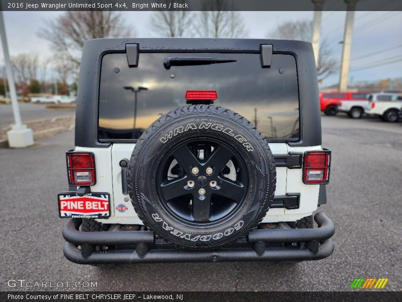Bright White / Black 2016 Jeep Wrangler Unlimited Sport 4x4