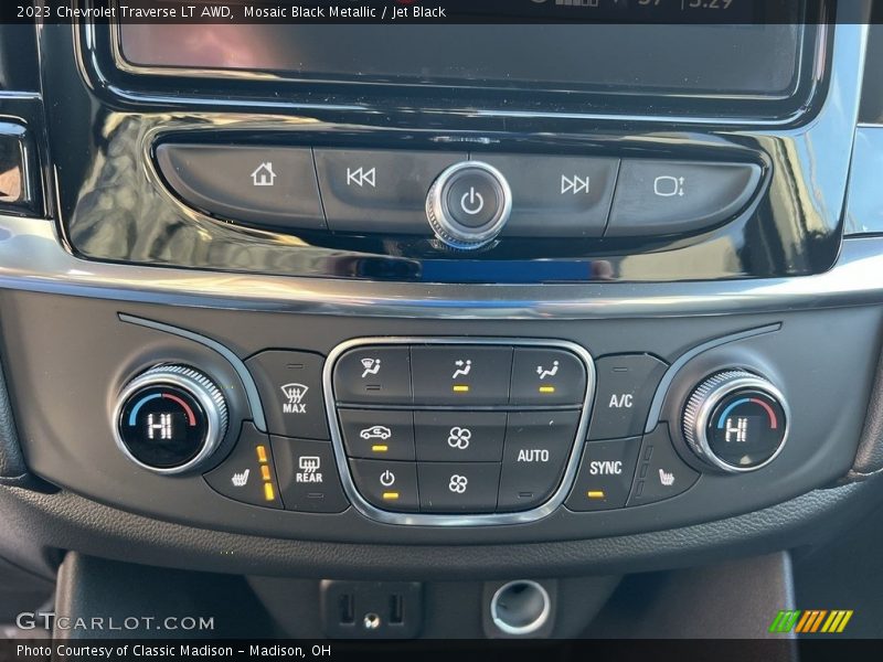 Controls of 2023 Traverse LT AWD