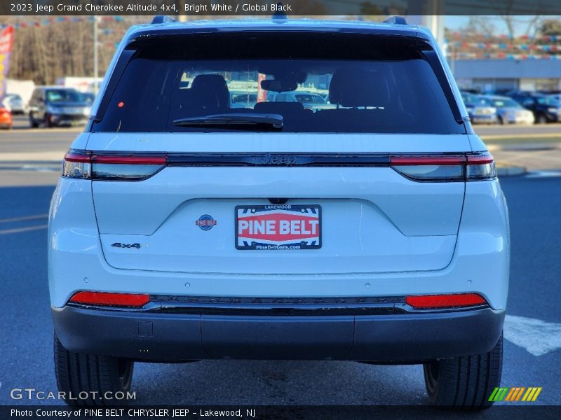 Bright White / Global Black 2023 Jeep Grand Cherokee Altitude 4x4