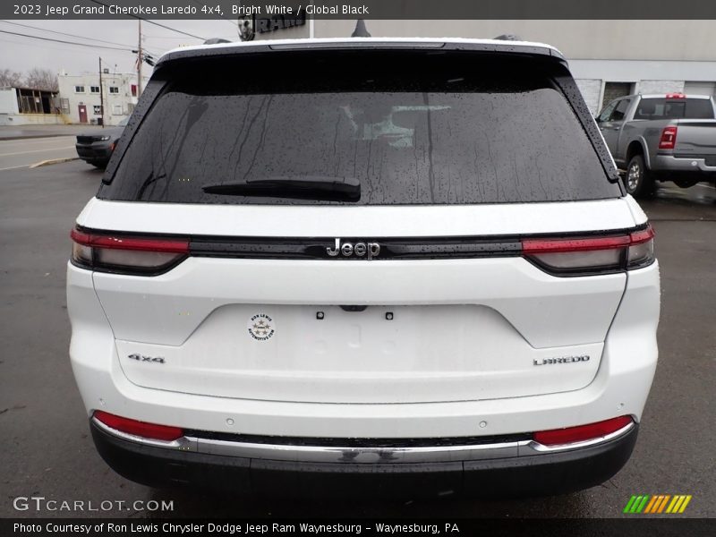 Bright White / Global Black 2023 Jeep Grand Cherokee Laredo 4x4