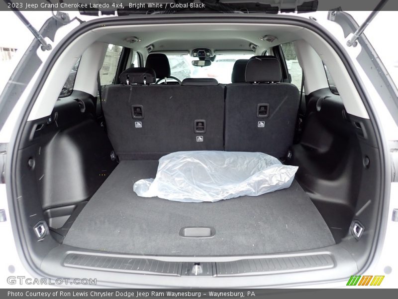 Bright White / Global Black 2023 Jeep Grand Cherokee Laredo 4x4