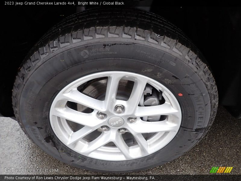 Bright White / Global Black 2023 Jeep Grand Cherokee Laredo 4x4