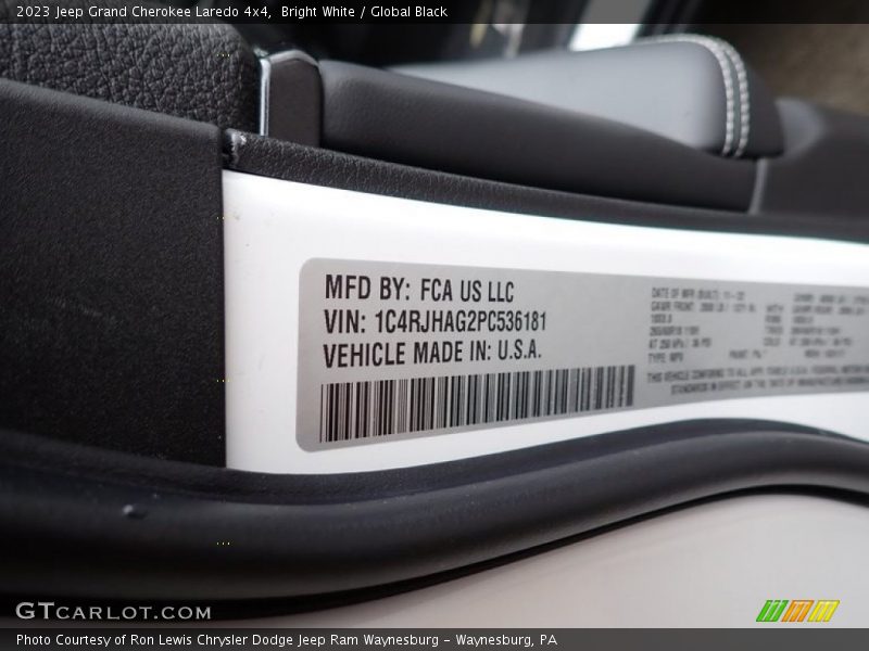 Bright White / Global Black 2023 Jeep Grand Cherokee Laredo 4x4
