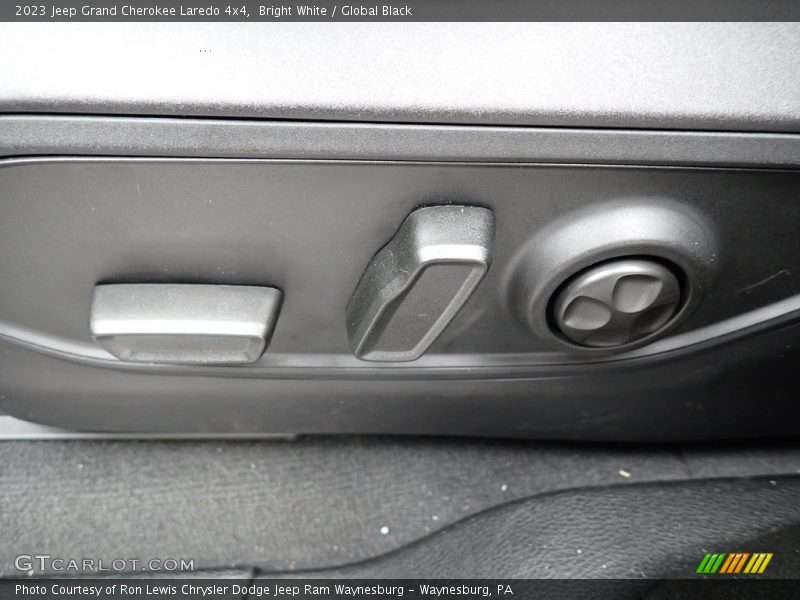 Bright White / Global Black 2023 Jeep Grand Cherokee Laredo 4x4