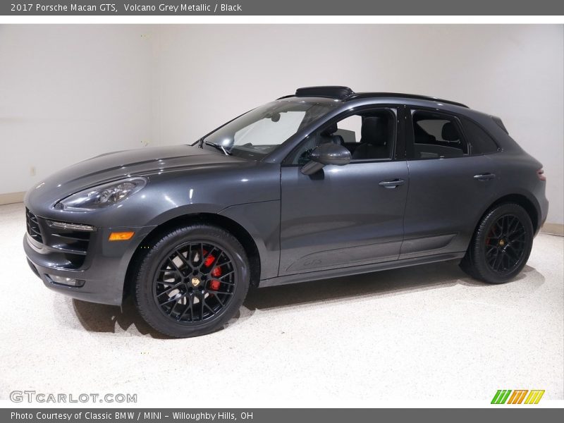 Front 3/4 View of 2017 Macan GTS