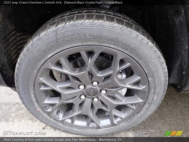 Diamond Black Crystal Pearl / Global Black 2023 Jeep Grand Cherokee L Summit 4x4
