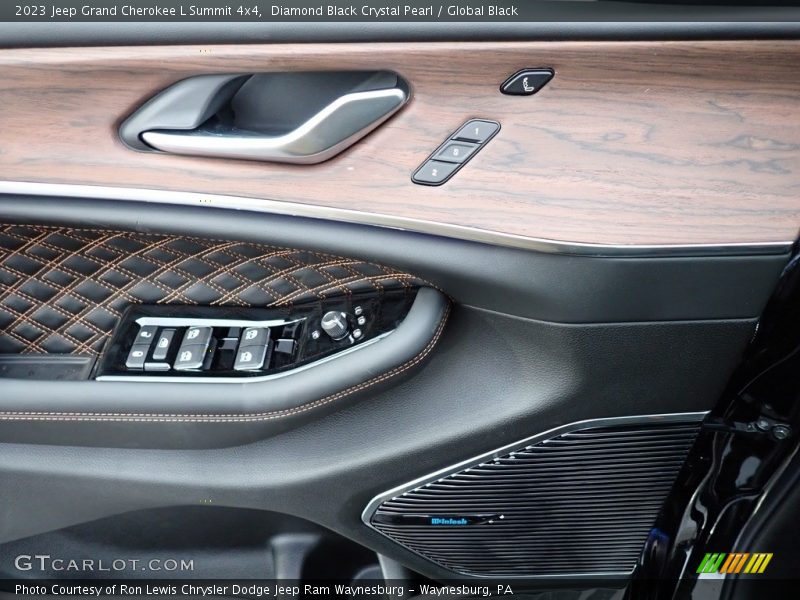 Diamond Black Crystal Pearl / Global Black 2023 Jeep Grand Cherokee L Summit 4x4