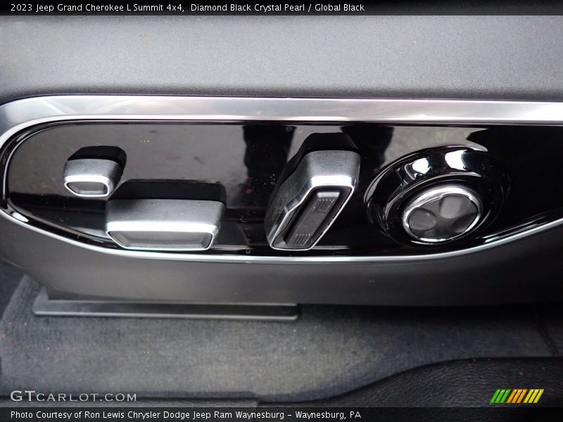 Diamond Black Crystal Pearl / Global Black 2023 Jeep Grand Cherokee L Summit 4x4