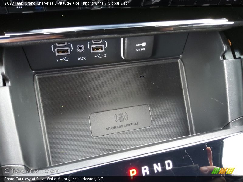 Bright White / Global Black 2023 Jeep Grand Cherokee L Altitude 4x4