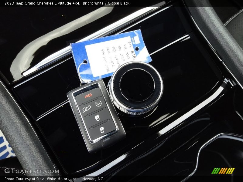Bright White / Global Black 2023 Jeep Grand Cherokee L Altitude 4x4