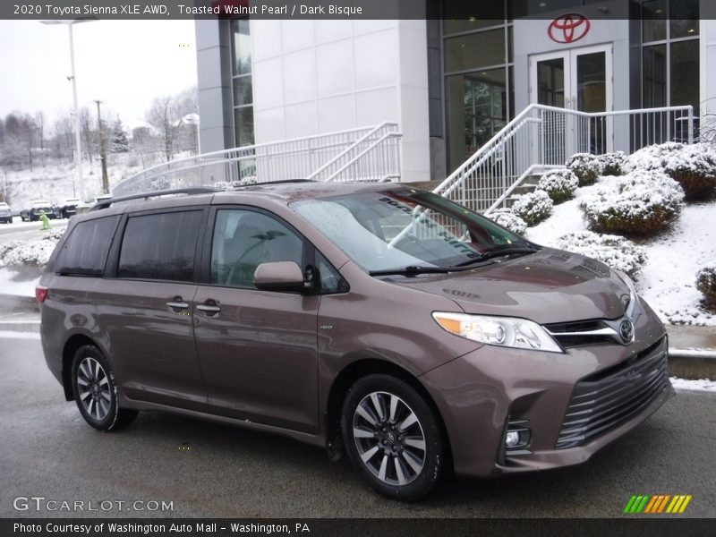 Front 3/4 View of 2020 Sienna XLE AWD