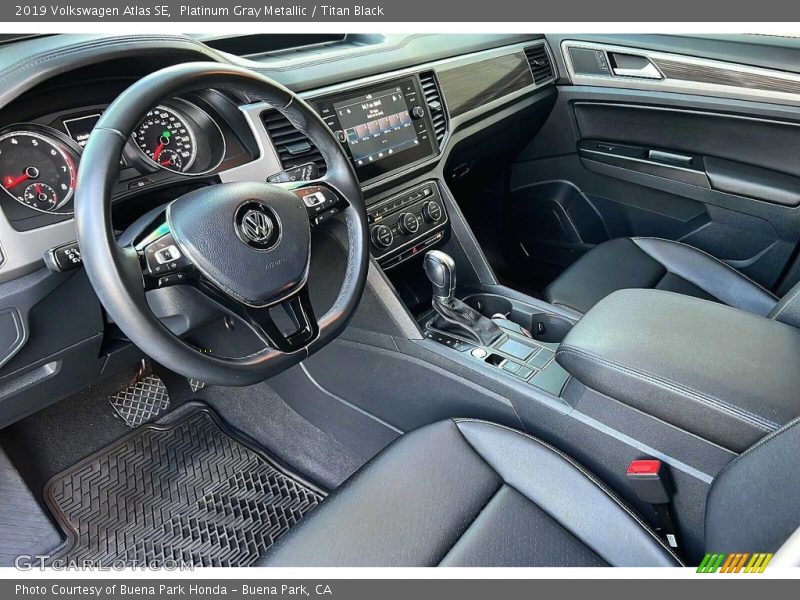 Platinum Gray Metallic / Titan Black 2019 Volkswagen Atlas SE