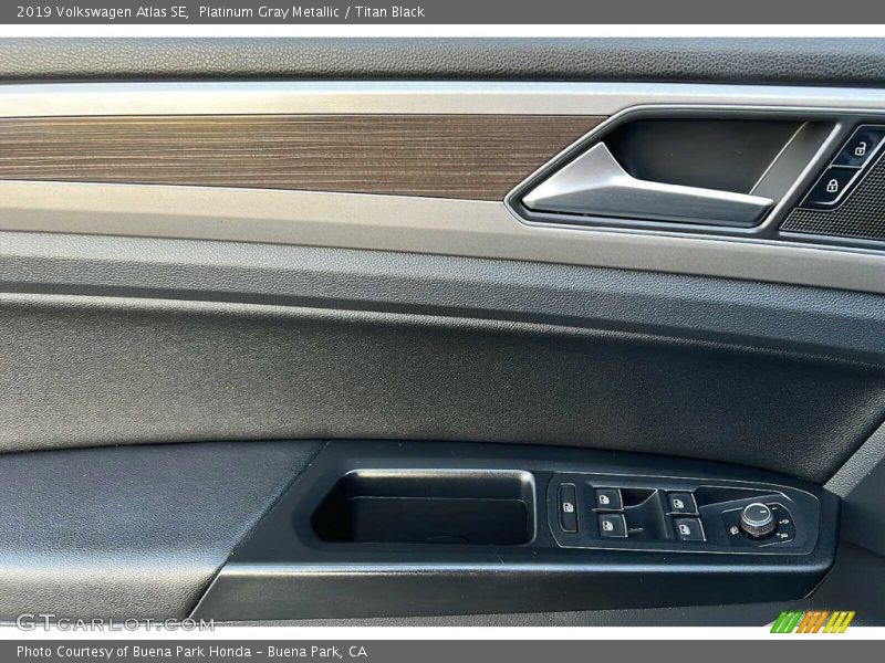 Platinum Gray Metallic / Titan Black 2019 Volkswagen Atlas SE