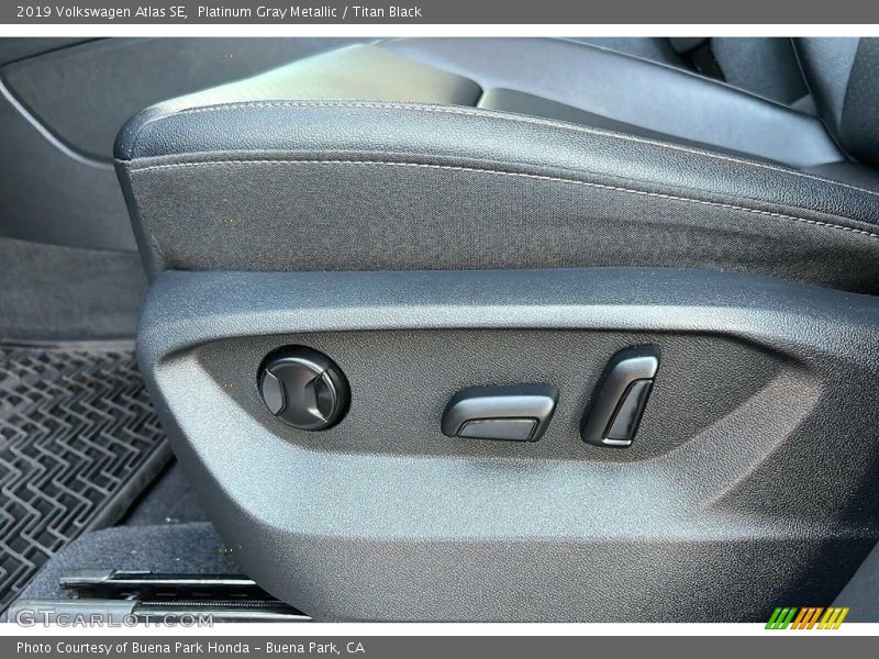 Platinum Gray Metallic / Titan Black 2019 Volkswagen Atlas SE