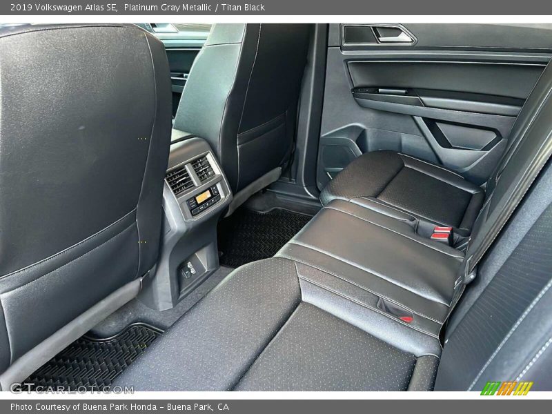 Platinum Gray Metallic / Titan Black 2019 Volkswagen Atlas SE