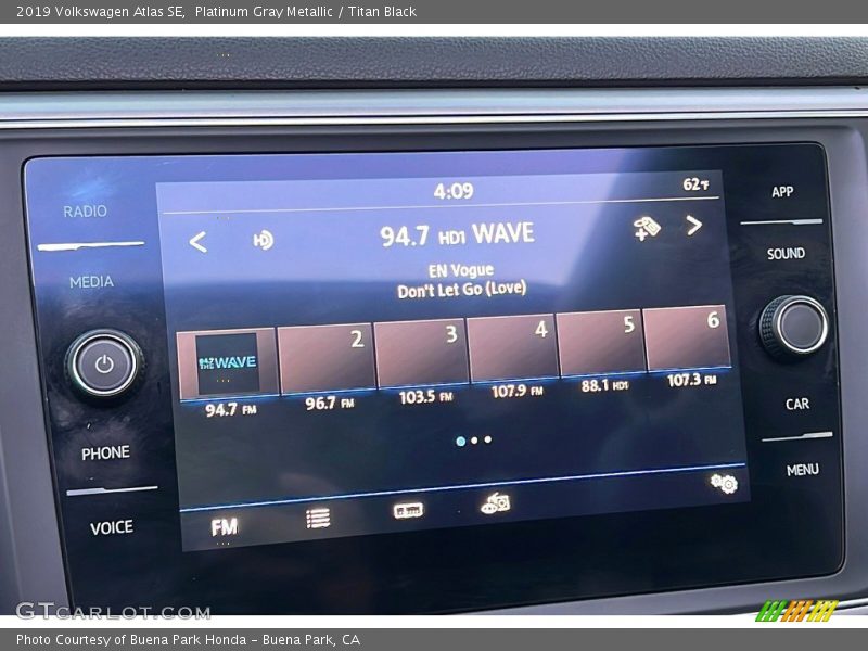 Platinum Gray Metallic / Titan Black 2019 Volkswagen Atlas SE