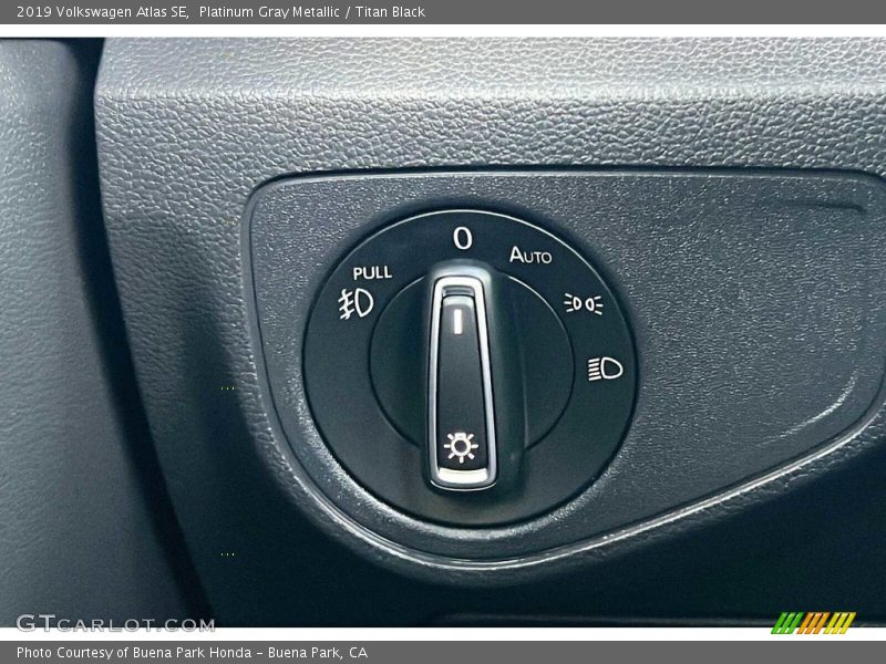 Platinum Gray Metallic / Titan Black 2019 Volkswagen Atlas SE