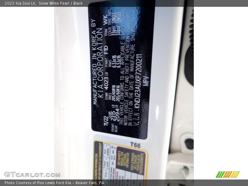 Snow White Pearl / Black 2023 Kia Soul LX