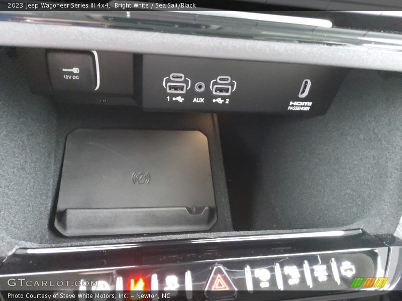 Bright White / Sea Salt/Black 2023 Jeep Wagoneer Series III 4x4