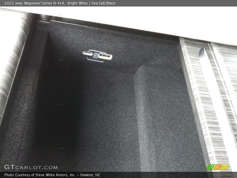 Bright White / Sea Salt/Black 2023 Jeep Wagoneer Series III 4x4