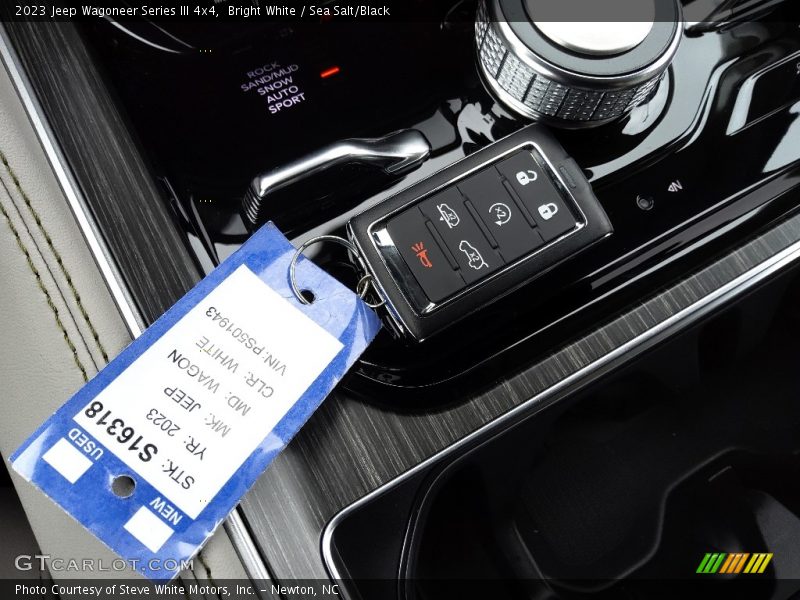 Bright White / Sea Salt/Black 2023 Jeep Wagoneer Series III 4x4