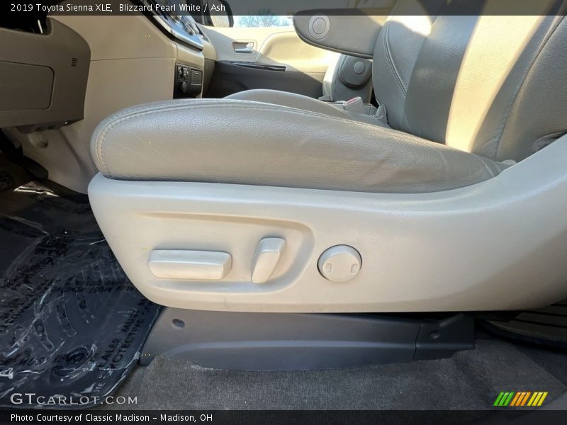 Blizzard Pearl White / Ash 2019 Toyota Sienna XLE