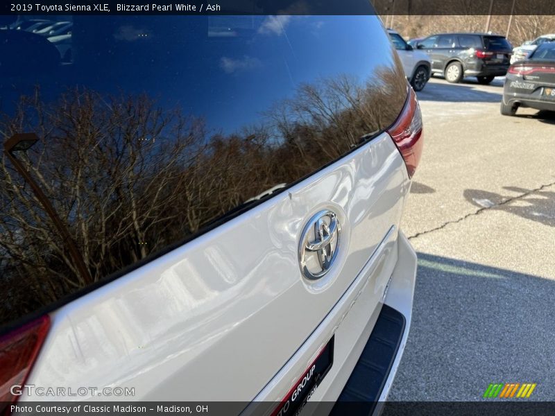 Blizzard Pearl White / Ash 2019 Toyota Sienna XLE