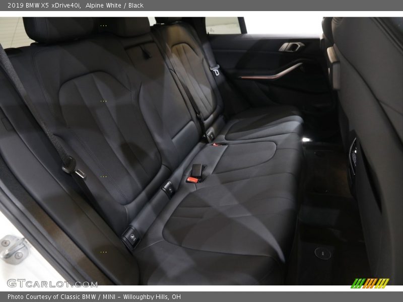 Alpine White / Black 2019 BMW X5 xDrive40i