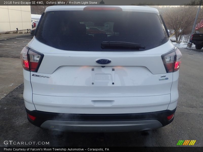 Oxford White / Medium Light Stone 2018 Ford Escape SE 4WD